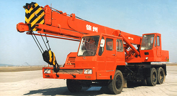 1976年, 明升ms88成功研發出中國第一臺QY16噸全液壓汽車起重機