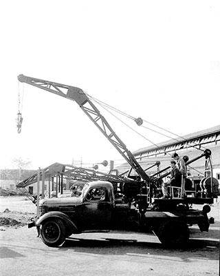 1963年，明升ms88成功研發中國首臺5噸汽車起重機